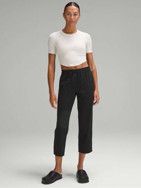 Lululemon Tapered-Leg Mid-Rise Crop 25" *Luxtreme
Black size xs